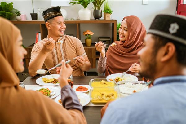 جوانان مسلمان آسیایی با هم شام افطار می خورند