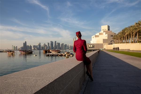 نمایی از پشت خدمه کابین غیرقابل تشخیص قطر ایرویز با نگاهی به موزه هنر اسلامی و منظره آسمان دوحه