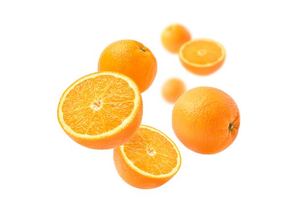 نارنجی با برش به نصف لویتیت جدا شده در زمینه سفید
