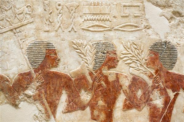 نقش برجسته سنگی مصر باستان با سه نقش انسانی