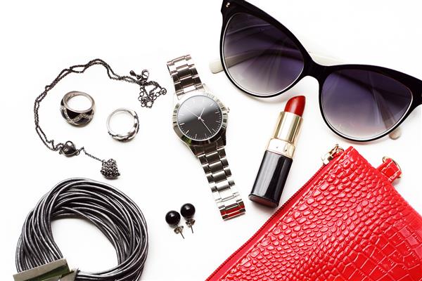 لوازم جانبی شیک زنانه ساعت عینک آفتابی رژ لب و کیف قرمز سربار وسایل ضروری برای زن جوان مدرن