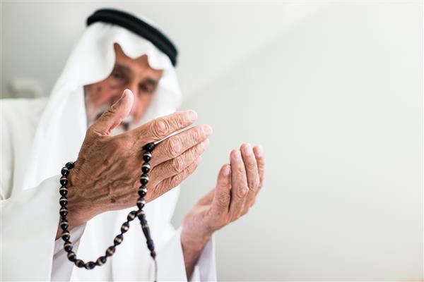 مرد عرب مسلمان مسن در حال نماز خواندن