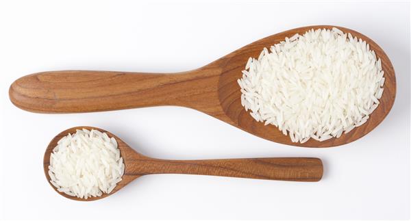 برنج یاس در یک قاشق چوبی