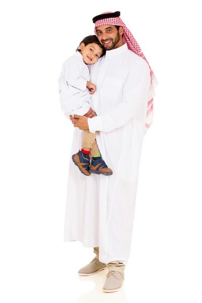 پدر و پسر جوان خوش‌تیپ عرب جدا شده در پس‌زمینه سفید