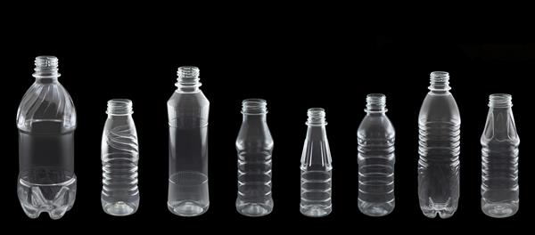 مجموعه ای از بطری های پلاستیکی مختلف جدا شده در پس زمینه سیاه