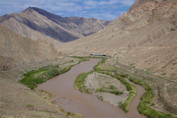 رود ارس در مرز ایران و آذربایجان منظره کوهستانی