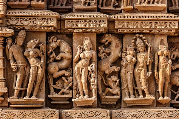 مجسمه‌های برجسته حکاکی روی سنگ در معبد آدیناث جین مکان توریستی معروف هندی خاجوراهو مادهیا پرادش هند