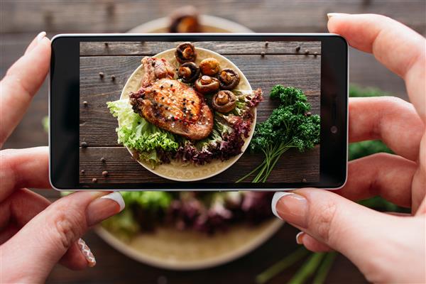 عکاسی غذا از گوشت خوک پخته شده با سبزیجات تازه عکس غذای خانگی برای شبکه های اجتماعی نمای بالا عکس گوشی موبایل از گوشت پخته