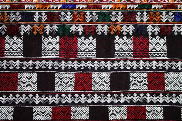 لباس‌ها و شلوارهای رنگارنگ قبیله تپه‌های اقلیت MEIN در استان فایائو تایلند را از نزدیک ببینید لباس های دست ساز توسط زن قبیله MIEN HILL