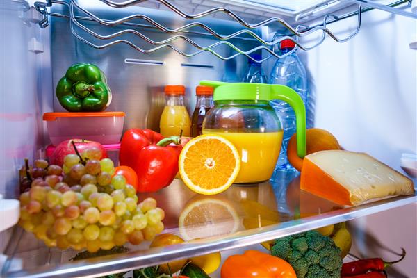 یخچال را باز کنید که پر از مواد غذایی است غذای سالم