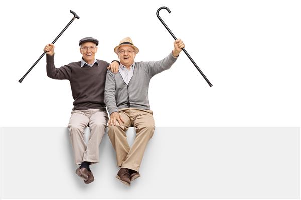 سالمندان شاد با عصای پیاده روی که روی تابلویی جدا شده روی پس‌زمینه سفید نشسته‌اند