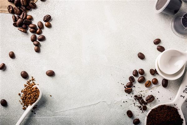 پس‌زمینه با قهوه‌های متنوع دانه‌های قهوه آسیاب شده و فوری پدها و کپسول‌ها رنگ‌آمیزی سبک یکپارچهسازی با سیستمعامل فضای کپی نمای بالا