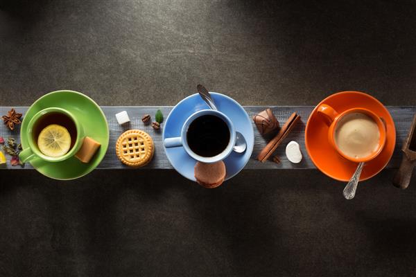 فنجان قهوه کاکائو و چای در زمینه چوبی