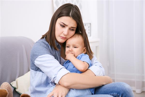 زن جوان افسرده با نوزاد ناز در خانه