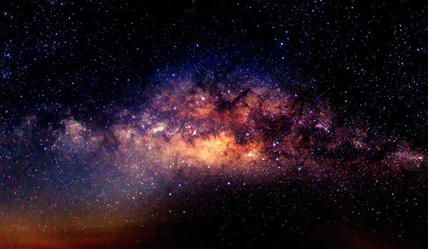 کهکشان راه شیری با غبار ستاره و فضایی در کیهان و پس زمینه سیاره عمیق آسمان شب