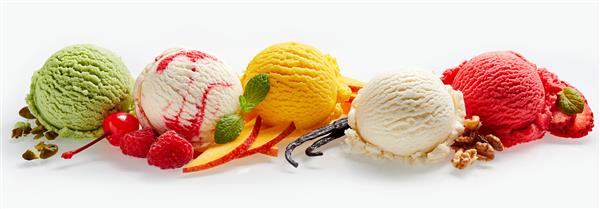 مجموعه اسکوپ های بستنی در رنگ ها و طعم های مختلف با تزئین انواع توت ها آجیل و میوه های جدا شده در زمینه سفید