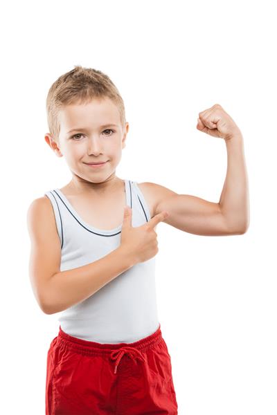 پسر بچه ورزشی خندان زیبایی که قدرت عضلات دوسر بازوی دست خود را سفید جدا شده نشان می دهد