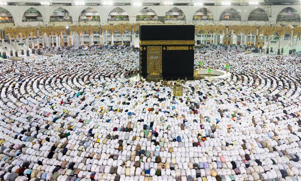 کعبه در مکه با جمعی از مردم مسلمان در سراسر جهان که با هم نماز می خوانند