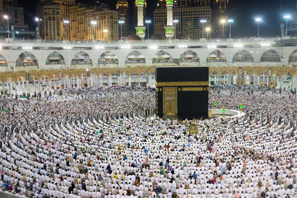 کعبه در مکه با جمعی از مردم مسلمان در سراسر جهان که با هم نماز می خوانند