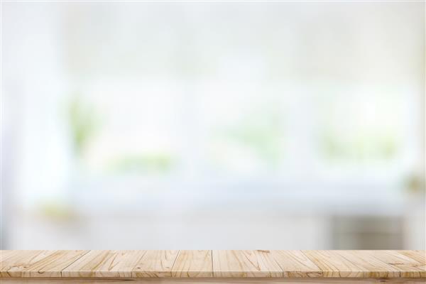 رویه میز چوبی خالی روی پس زمینه پنجره آشپزخانه تار برای مونتاژ محصول یا غذا