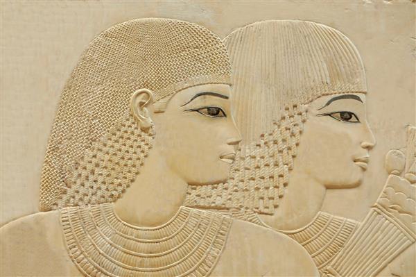 پرتره برجسته زن و شوهر جوان زیبا در یک مقبره مصر باستان در گورستان اشراف در تبس در نزدیکی اقصر مصر
