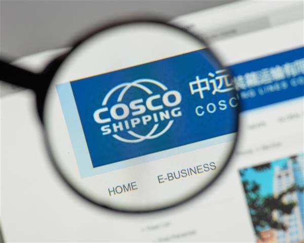میلان ایتالیا - 10 اوت 2017 لوگوی حمل و نقل COSCO چین در صفحه اصلی وب سایت