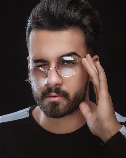 پرتره مرد جوان ایرانی با عینک و فیگور خاص