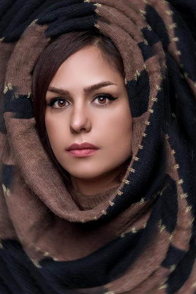 چهره زن زیبای ایرانی با طراحی خلاقانه روسری و شال