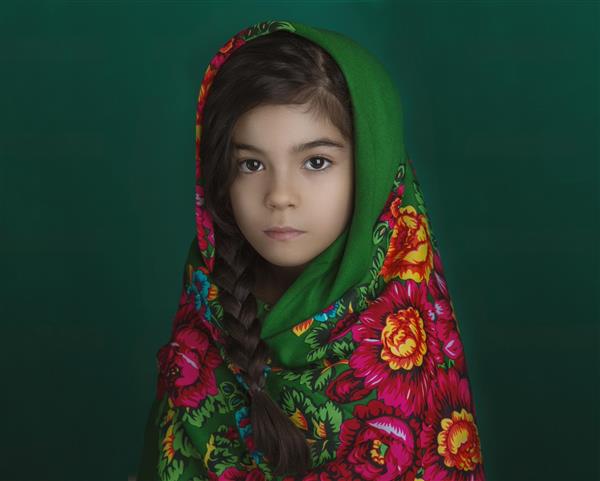 پرتره دختری کوچک در روسری با طرح محلی عشایری