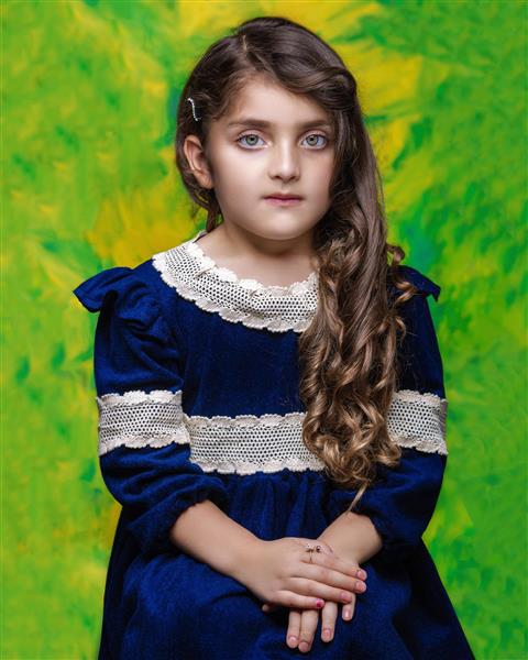 پرتره دختر ایرانی با موهای بلند و چشمان روشن