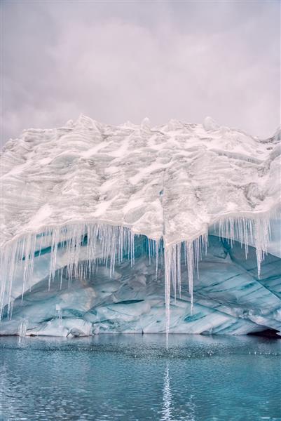 نمای نزدیک عمودی از ذوب استالاکتیت ها در غار یخچال پاستوروری