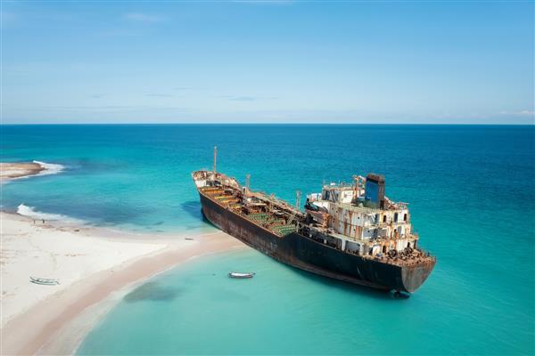 کشتی عمانی گلف داو گیر افتاده در ساحل جزیره سقطری یمن گرفته شده در نوامبر 2021 پس از پردازش با استفاده از براکت قرار گرفتن