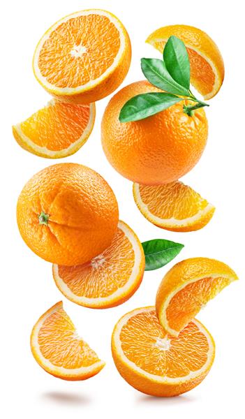 پرتقال های رسیده با نصف و برش هایی با برگ های درخت پرتقال به طور تصادفی روی یک زمینه سفید می افتند یا معلق می شوند پس زمینه شاداب برای پروژه شما مسیر برش