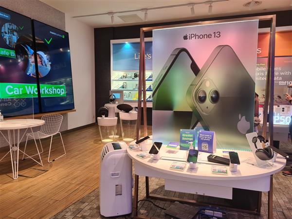 کوالالامپور مالزی - 21 آوریل 2022 راه اندازی تلفن اپل آیفون 13 مجموعه ای از تلفن های هوشمند آیفون 13 که در فروشگاه گوشی تلفن فروخته می شوند اپل یک شرکت فناوری آمریکایی است تمرکز انتخابی