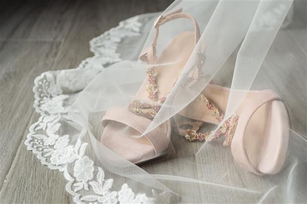 نمای نزدیک از کفش های ظریف زیر حجاب عروس مفهوم مد و روز عروسی