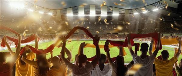 در جام جهانی نمای پشتی فوتبال هواداران فوتبال در حال تشویق تیم خود با روسری و روسری در استادیوم شلوغ در زمان بازی مفهوم ورزش جام جهان تیم رویداد رقابت