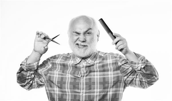 آرایشگری با قیچی تیز مفهوم آرایشگاه آرایشگر خوش تیپ مرد ریشدار از ابزار یک ظاهر طراحی ریش استفاده می کند مدل موی مردانه موها را کوتاه کنید آرایشگر از تجهیزات حرفه ای استفاده می کند سرویس آرایشگاه