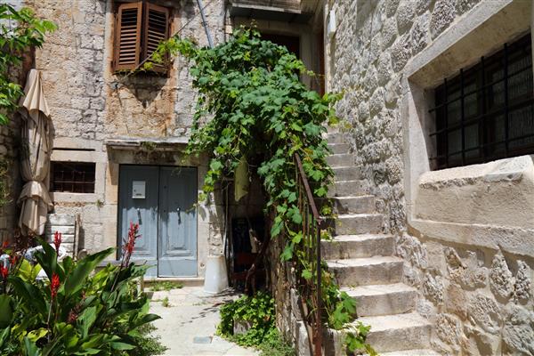 خیابان های شهر قدیمی تروگیر در کرواسی حیاط خلوت زیبا در کرواسی