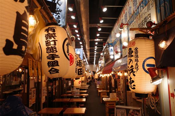 یوراکوچو توکیو ژاپن - 10 ژوئن 2022 یک کوچه غذا مملو از رستوران‌ها و بارهای ایزاکایا در یوراکوچو