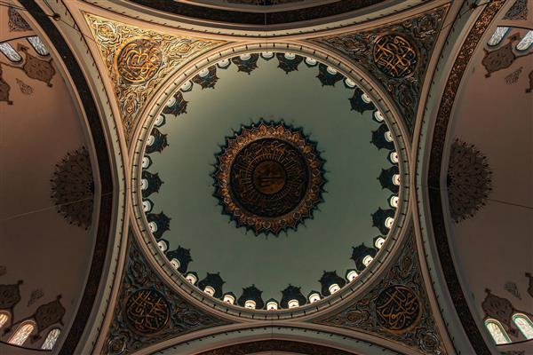 نمای پایین از سقف مسجد در استانبول