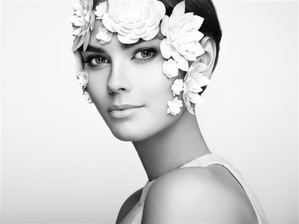 صورت زن زیبا تزئین شده با گل آرایش کامل مدل مد زیبایی زن صورت کامل پوست گل های کاغذی