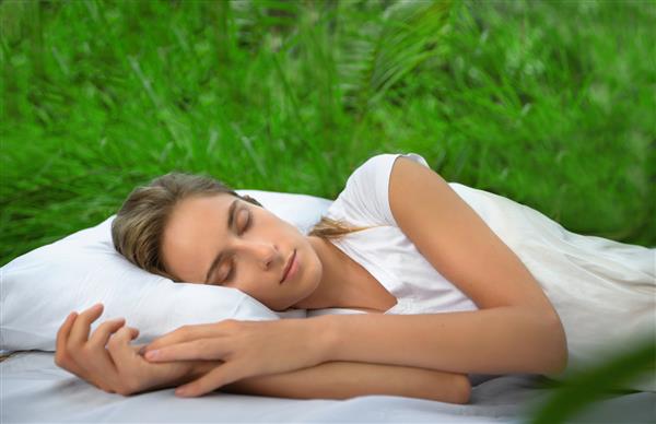 یک مکان پنهان زن خوابیده در جنگل عمیق جنگل روی تخت خواب دراز کشیده است