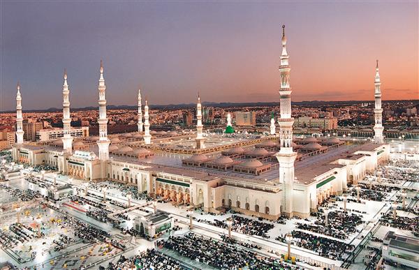 مسجد النبی در نماز مغرب