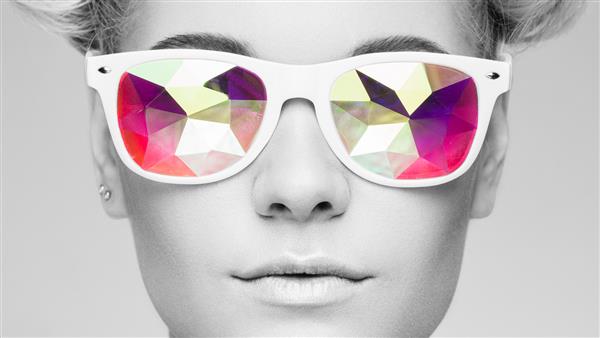 پرتره زن جوان زیبا با عینک های رنگی مد زیبایی آرایش کامل دکوراسیون رنگارنگ عینک آفتابی هولوگرافیک رنگ مرجانی