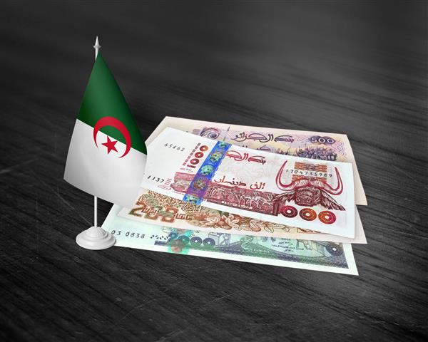 واحد پول رسمی الجزایر دینار الجزایر پول و ارز در الجزایر 500 دینار 1000 دینار 2000 دینار با پرچم الجزایر روی میز چوبی
