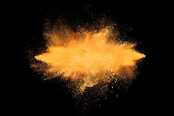 طرح انتزاعی انفجار ابر پودر نارنجی در پس زمینه تیره