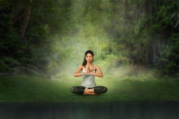 مدیتیشن زن جوان در موقعیت نیلوفر آبی در جنگل استوایی زنی در حال انجام تمرینات یوگا