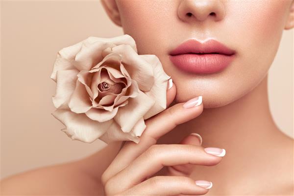 مدل زیبا با گل رز آرایش صورت زن ایده آل از نزدیک رژ لب ناخن های زیبا