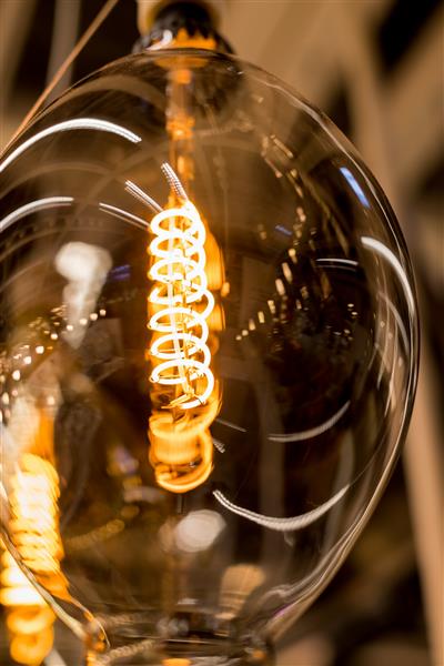 دکور لامپ نور لوکس یکپارچهسازی با سیستمعامل زیبا و درخشان دکور آویزان لامپ قدیمی که در تاریکی می درخشد ترکیبی از تاریخ و لامپ‌های رشته‌ای ادیسون مدرن