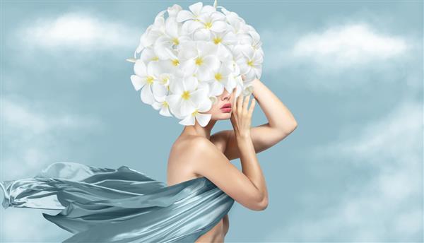 پرتره فانتزی زن جوان زیبا با پارچه ابریشمی آبی و گل